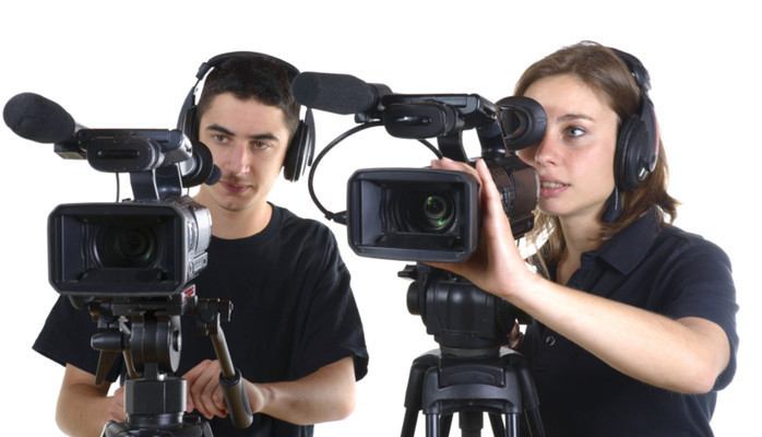 Gjensidige reporter -Sker relativt ung reporter  (25-35 r), kjapp i replikken og god foran kamera