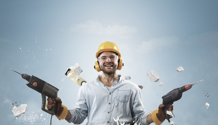 Ung og eldre omsorgsperson, eldre beboer, ung og eldre byggeplassarbeider skes til innspilling