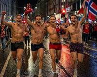 Feirende kompiser som løper i boxer (20-30 år)