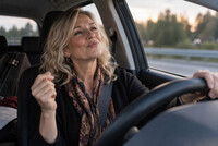 Forbipasserende, kvinne, 50-60 åra til reklamefilm