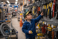 Gutt 5-7 år til reklame for kjent norsk byggevarekjede