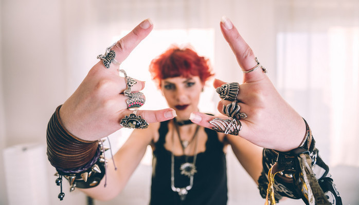 Jente (14–18 år) - Kort hår, gjerne skinna og Mann (40–50 år) - Langt hår (minimum skulderlengde)