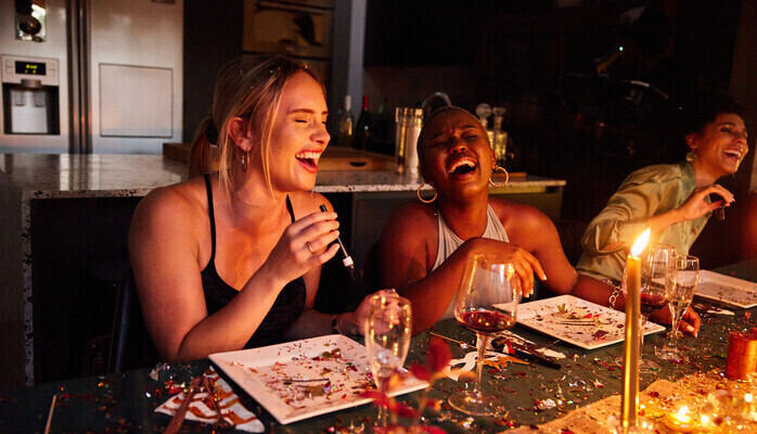 Kvinne (3060 r) skes til en mindre rolle som restaurantgjest med replikk i vr eksamensfilm