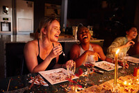 Kvinne (3060 r) skes til en mindre rolle som restaurantgjest med replikk i vr eksamensfilm