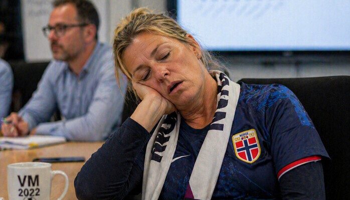 Kvinne som sovner i møte etter nattens fotballkamp! (40-50 år)