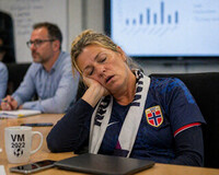 Kvinne som sovner i møte etter nattens fotballkamp! (40-50 år)