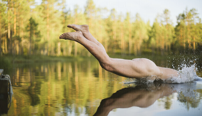 Mann 25-30 år som er komfortabel med å bade i sjøen til en fin reklamefilm!