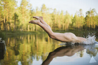 Mann 25-30 år som er komfortabel med å bade i sjøen til en fin reklamefilm!