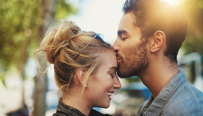 Teenage par til kyssescene i reklamefilm 