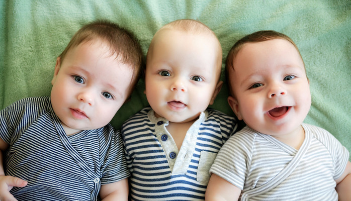 Babyer p rundt 2-3 mneder skes til et reklamefilmopptak.