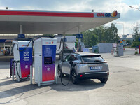 Korta intervjuer med OKQ8 fr elbilar och laddstationer