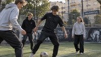 Ungdommer til fotoopptak på fotballbane