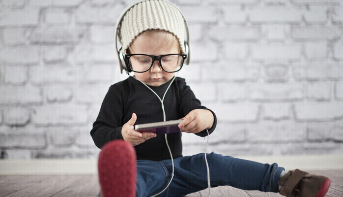 Vi sker 10 aktrer 6-40 r, jenter og gutter, alle etnisiteter, til enkle hverdagsscener