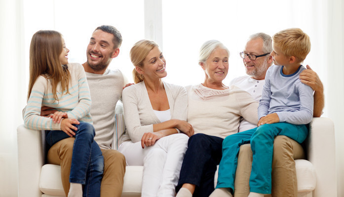 Vi sker familie med 3 generasjoner til reklamefoto