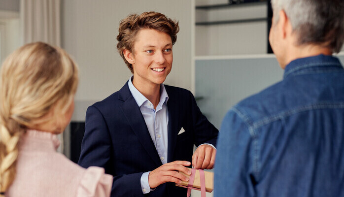 Vi sker familie far til fotografering for OBOS- konfirmasjon