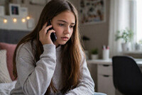 Jente 8 - 15 år som kan spille bekymret på telefonen