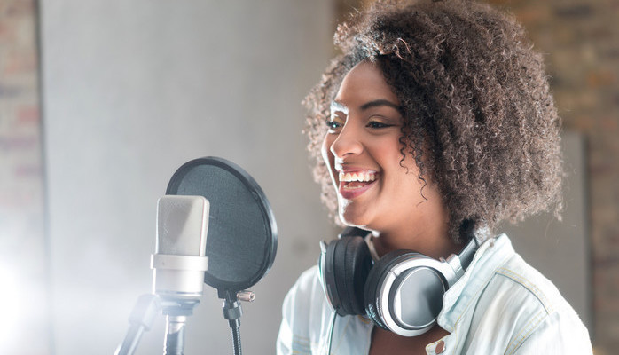 Ung kvinne søkes til voiceover for en brandfilm for et regnskapssystem