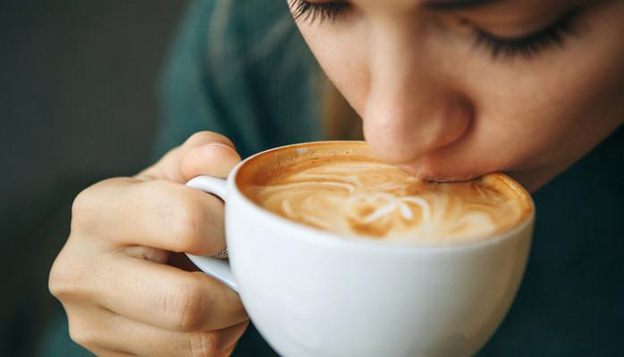 Waynes Coffee sker modeller/statister fr fotografering (sociala medier) i Sollentuna