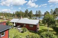 Vinterbonad sommarstuga vid havet i Axma