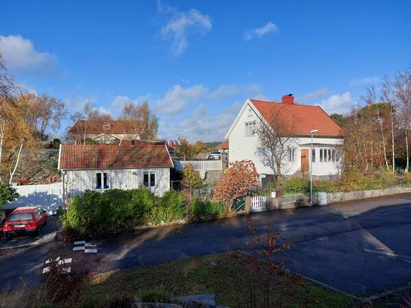 Övrigt - Centrala stenungsund, gårdsstuga från 33
