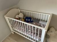 Vit spjälsäng Vit spjälsäng