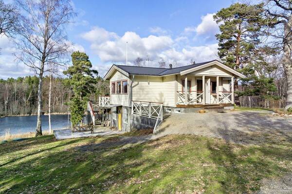 Hus - Hus vid sj p Vrmd