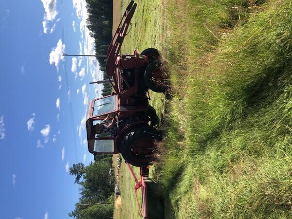 Fordon - 2 st gamla traktorer och en nyare finns