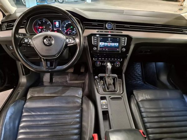 Fordon - volkswagen passat svart