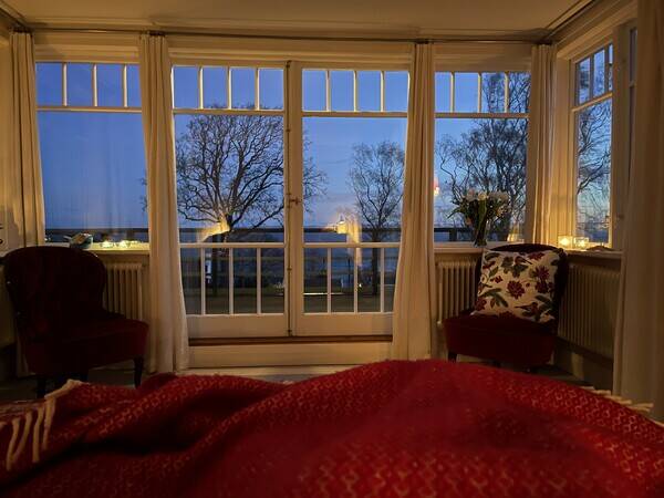 Hus - interir havsutsikt p kvllen