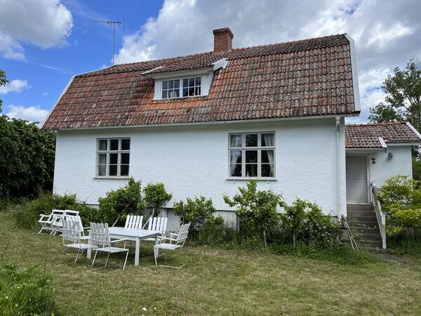 Hus - 20-talshus p land med stor trdgrd
