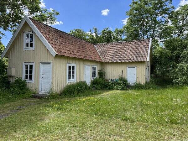 Hus - 20-talshus p land med stor trdgrd