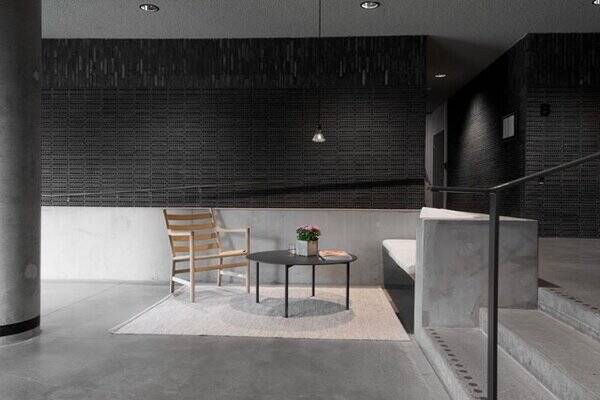 vrigt - Entr och lounge med stora glaspartier