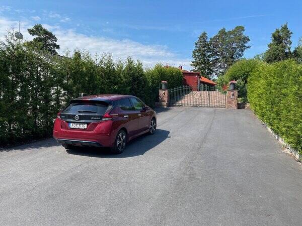 vrigt - Uppfart med laddstolpe