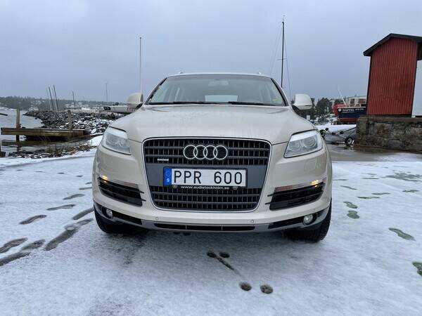 Fordon - Audi Q7 , 2006 med heltonade rutor. 