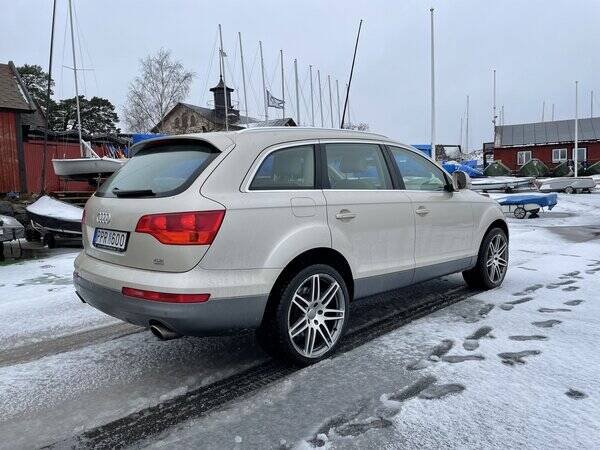 Fordon - Audi Q7 , 2006 med heltonade rutor. 