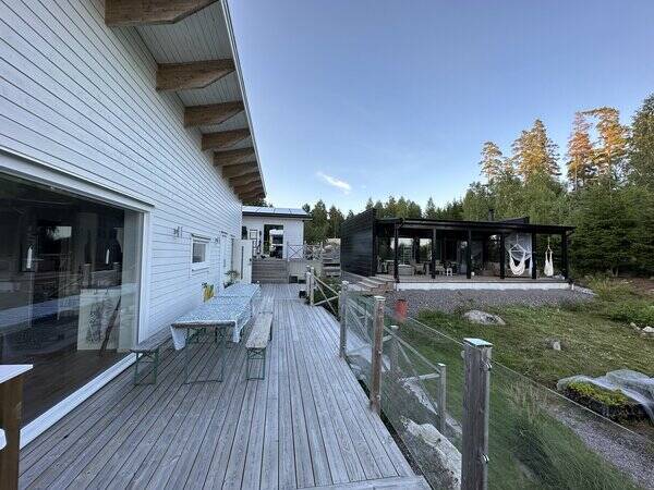Hus - Sjötomt vid skog med två hus 