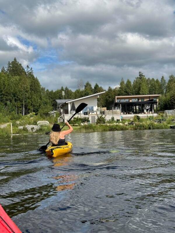 Hus - Sjötomt vid skog med två hus 
