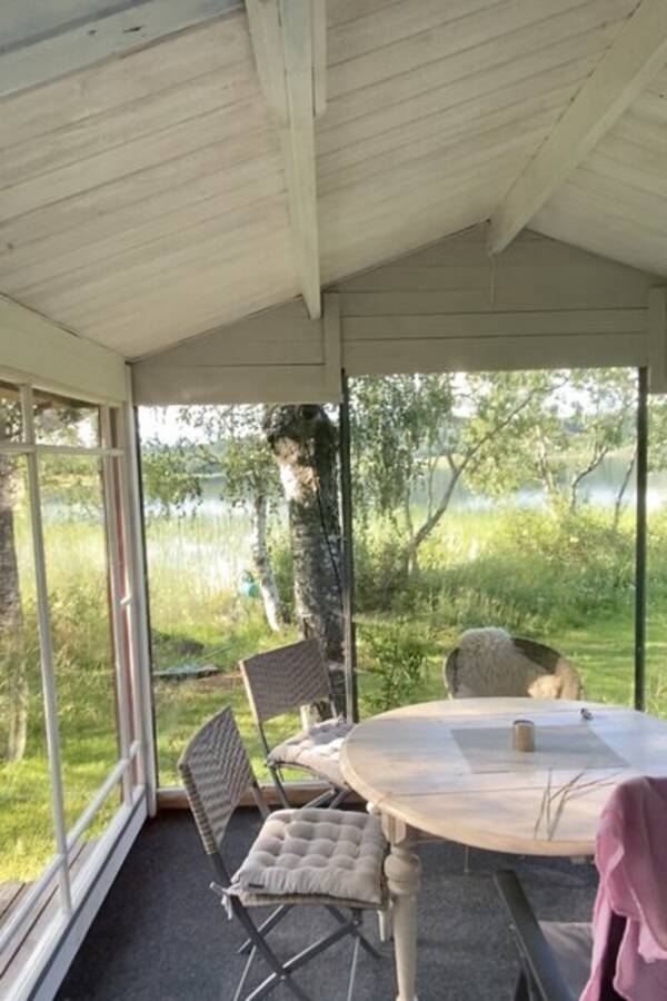vrigt - Strandbastu med brygga och roddbt