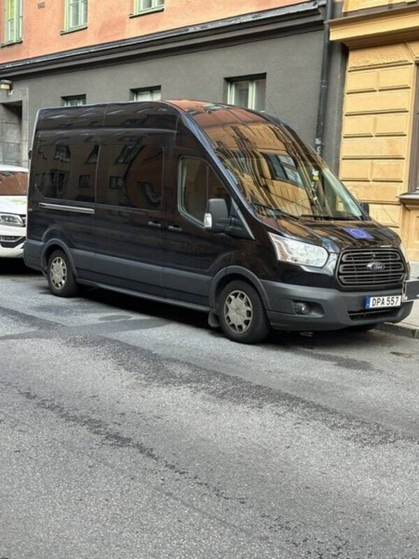 Fordon - Stor svart Ford transit