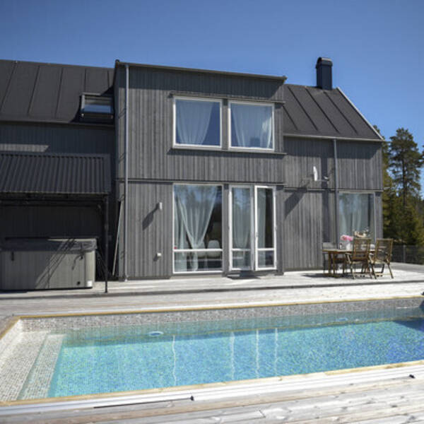 Hus - Trevlig villa med stor tomt och pool 