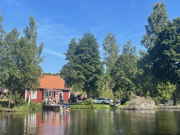 Sommarstuga - Sommarstuga vid sj med nckrosor 