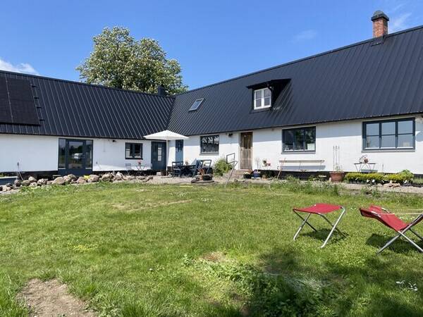 Hus - Vinkelgrd, renoverad i gammal stil