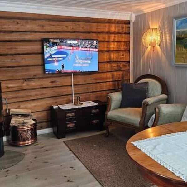 Hytte - Eldre gård fra 1800 tallet. Hytte - Eldre gård fra 1800 tallet.