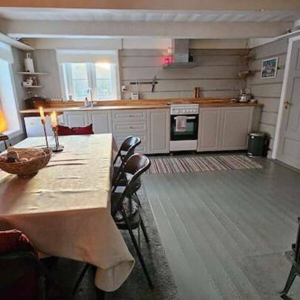 Hytte - Eldre gård fra 1800 tallet. Hytte - Eldre gård fra 1800 tallet.