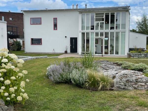 Hus - Modern villa med geners glasfasad 