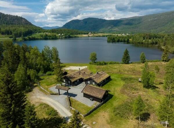 Hytte - hytte i vannkanten ved Gulsviktjernet.  Hytte - hytte i vannkanten ved Gulsviktjernet.