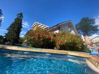 Stor villa med pool nära havet Stor villa med pool nära havet