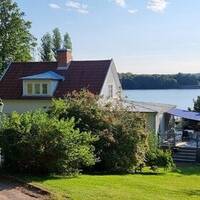 Villa med sjötomt och egen brygga Villa med sjötomt och egen brygga