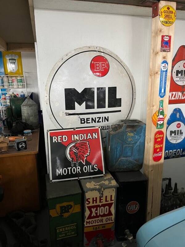 Revisitter - Tøft verksted med mye rekvisitter Revisitter - Tøft verksted med mye rekvisitter