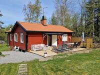 Fritidshus med stor tomt, vid sj